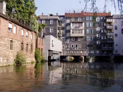 ein Neckarkanal fließt zwischen den Häusern