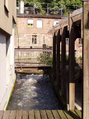 aufgewirbeltes Wasser im Kanal