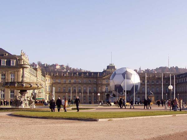 kleiner Schlossplatz mit neuem Schloss