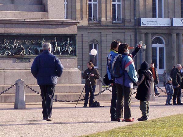 Menschen unterwegs, dazwischen Matze mit Digicam