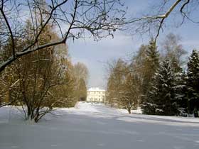 Park mit Spielhaus im Hintergrund im Schnee