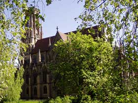 Kirche von der Seite betrachtet