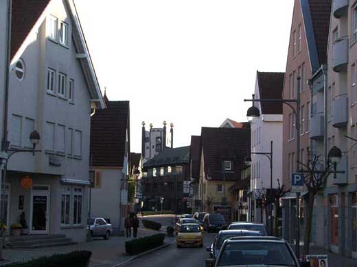 Straßenszene, im Hintergrund Regenturm des Hundertwasserhauses